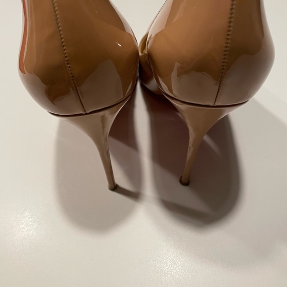 Christian Louboutin Decolette 554 Nude Patent Pumps - Picture 7 of 13